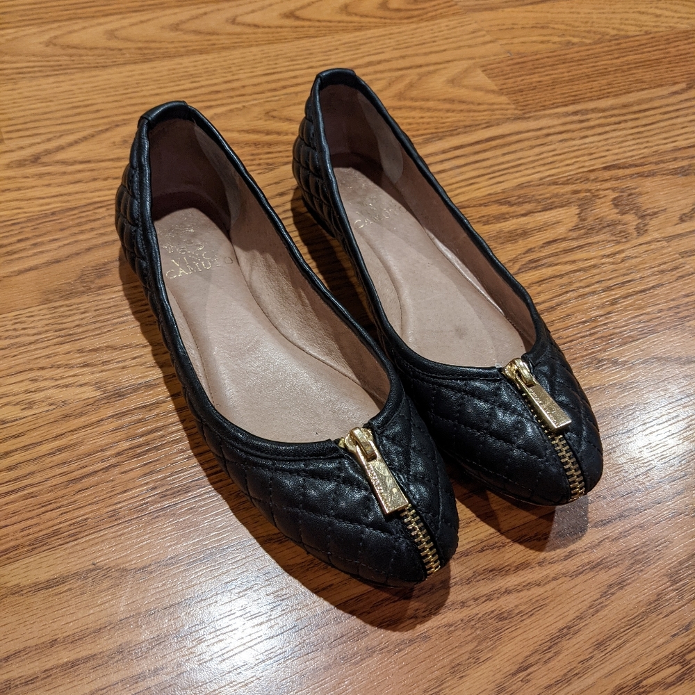 Black Vince Camuto flats (Size 6)